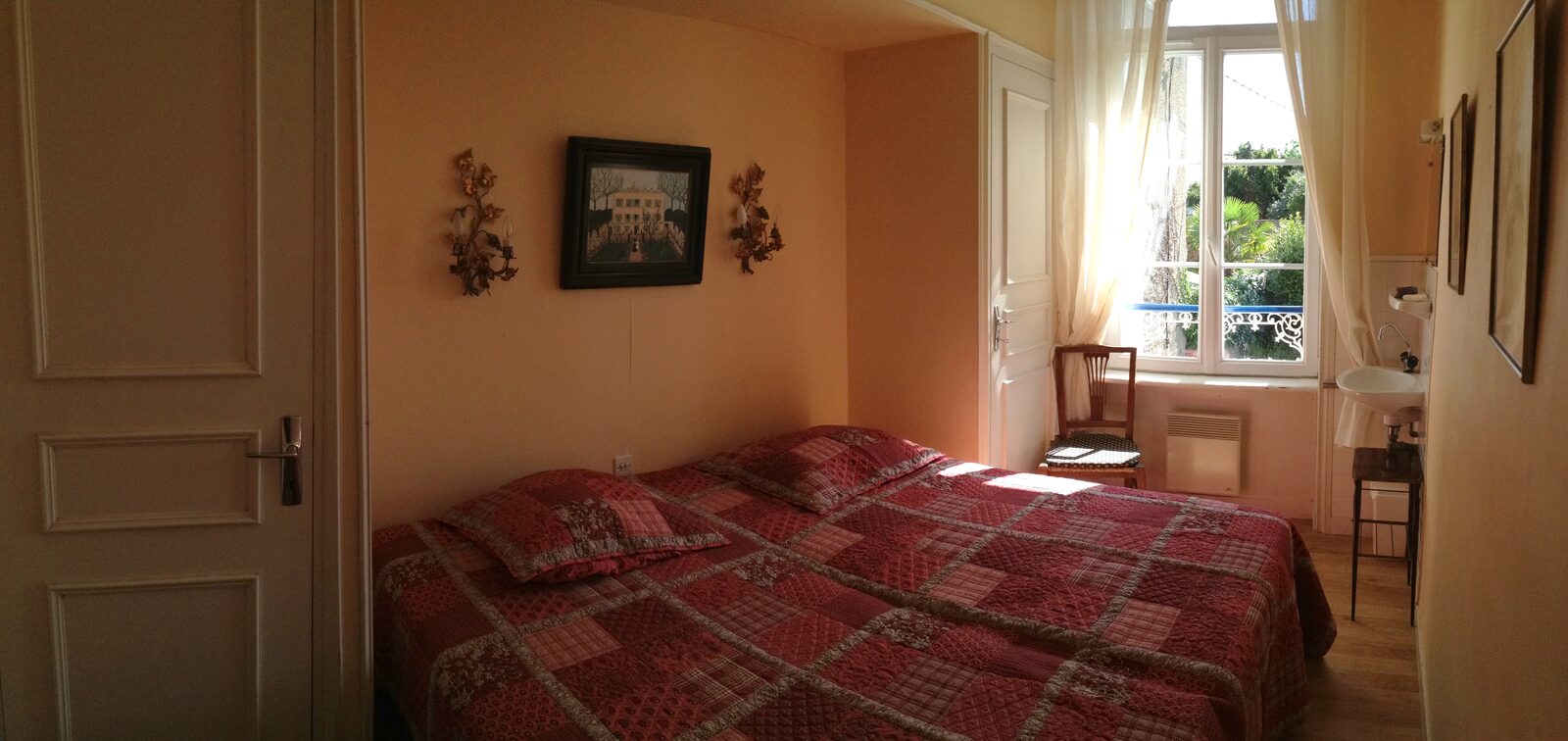 Chambre jaune, côté jardin